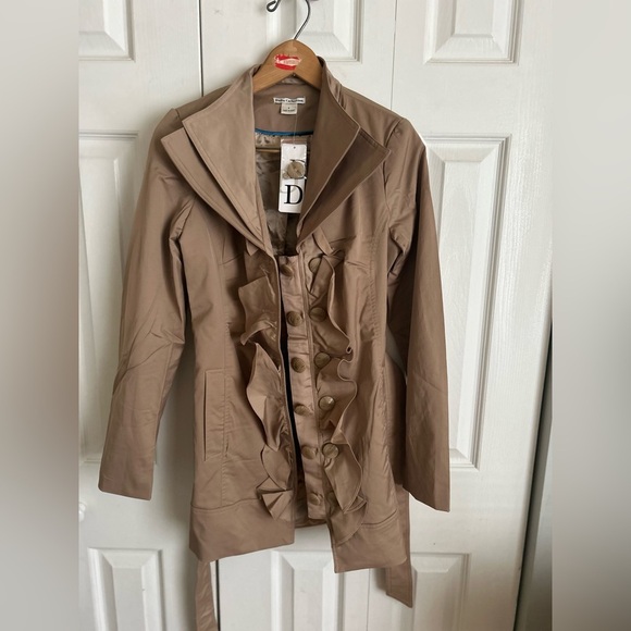 Dalia short trench with ruffled placket - Picture 11 of 11